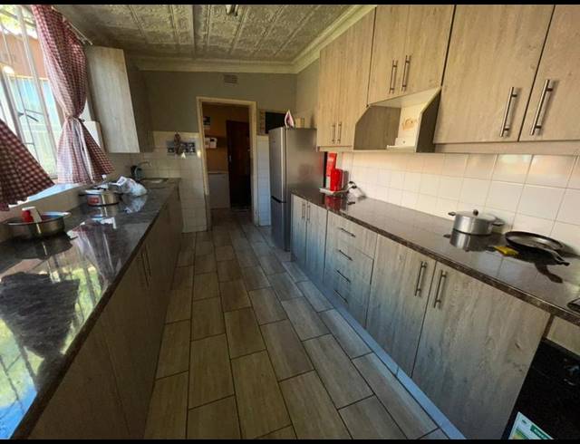 8 BEDROOM HOUSE FOR SALE IN HURST HILL